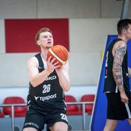 Jakub Nečas při střeleckému pokus na tréninku národního týmu