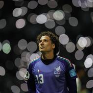 Mexičané si mohli dovolit exhibici. Na poslední čtvrthodinu se postavil do branky Guillermo Ochoa, čtyřicetiletá ikona místního fotbalu.