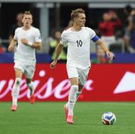 Norský kapitán Martin Ödegaard s míčem u koapčky