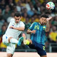 Rustam Ašurmatov z Uzbekistánu (vlevo) v souboji s kolumbijským Luisem Suárezem.