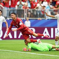 Cristiano Ronaldo padá přes uzbeckého brankáře. Z této šance gól nepadl.