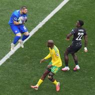 Maxime Crepeau z Kanady zamezil rodící se šanci soupeře 