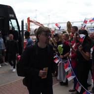České fotbalisty, zde například Pavla Šulce, vítali u hotelu v Dallsu čeští fanoušci.