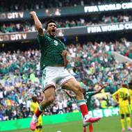 Raúl Jiménez slaví druhý gól Mexika v zápase
