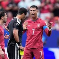 Portugalec Cristiano Ronaldo se hádá s rozhodčím během utkání s DR Kongo.