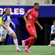  Manuel Akanji utíká Demirovićovi.  