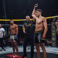 Matěj Peňáz se raduje z triumfu nad Alanem Silvou.