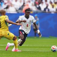 Jordan Ayew se snaží zastavit Marca Guehiho.