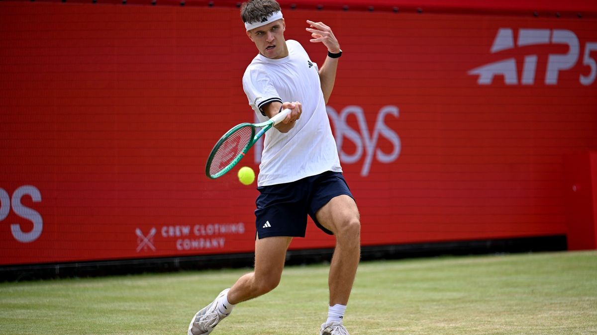 Čeští favorité vstupují do Wimbledonu. Menšíka čeká domácí naděje, Lehečku náladový sok