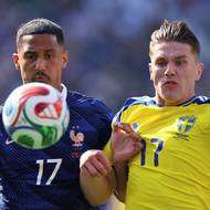 Viktor Gyökeres (vpravo) v souboji s Williamem Salibou