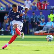 Kylian Mbappé střílí, ale gól kvůli ofsajdu neplatil.