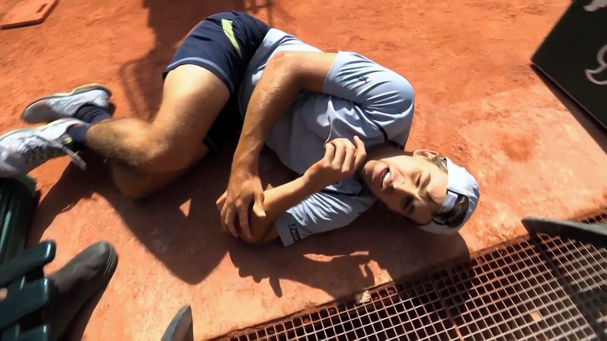 Vzrušení na French Open, Američan přistál až u chladících boxů