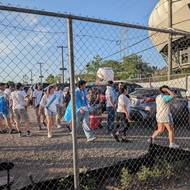 Fanoušci Guatemaly si udělali na parkovišti před stadionem slušnou party s grilováním.