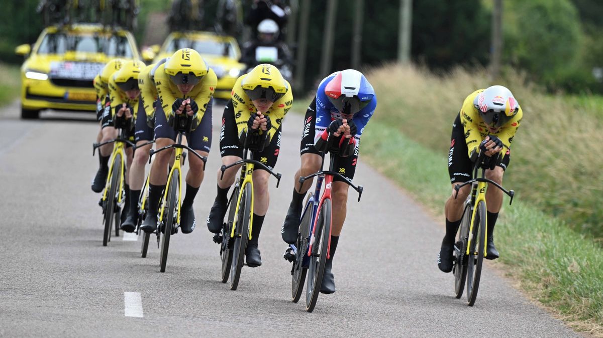 Náskok Baudina v čele Tour Auvergne-Rhone-Alpes se po časovce družstev zmenšil