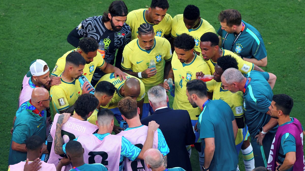 Průlom na MS. Reklamy dráždí fandy i experty, Američané hrají fotbal na čtvrtiny