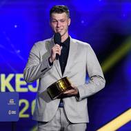 Nejlepší parahokejista, brankář Patrik Sedláček, hovoří k obecenstvu během slavnostního vyhlášení ankety Zlatá hokejka.