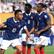 Kylian Mbappé (druhý zleva) slaví se spoluhráči gól proti Švédsku.