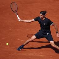 Alexander Zverev odvrací úder Flavia Cobolliho ve finále French Open.