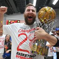 Martin Kříž s trofejí pro vítěze Maxa NBL