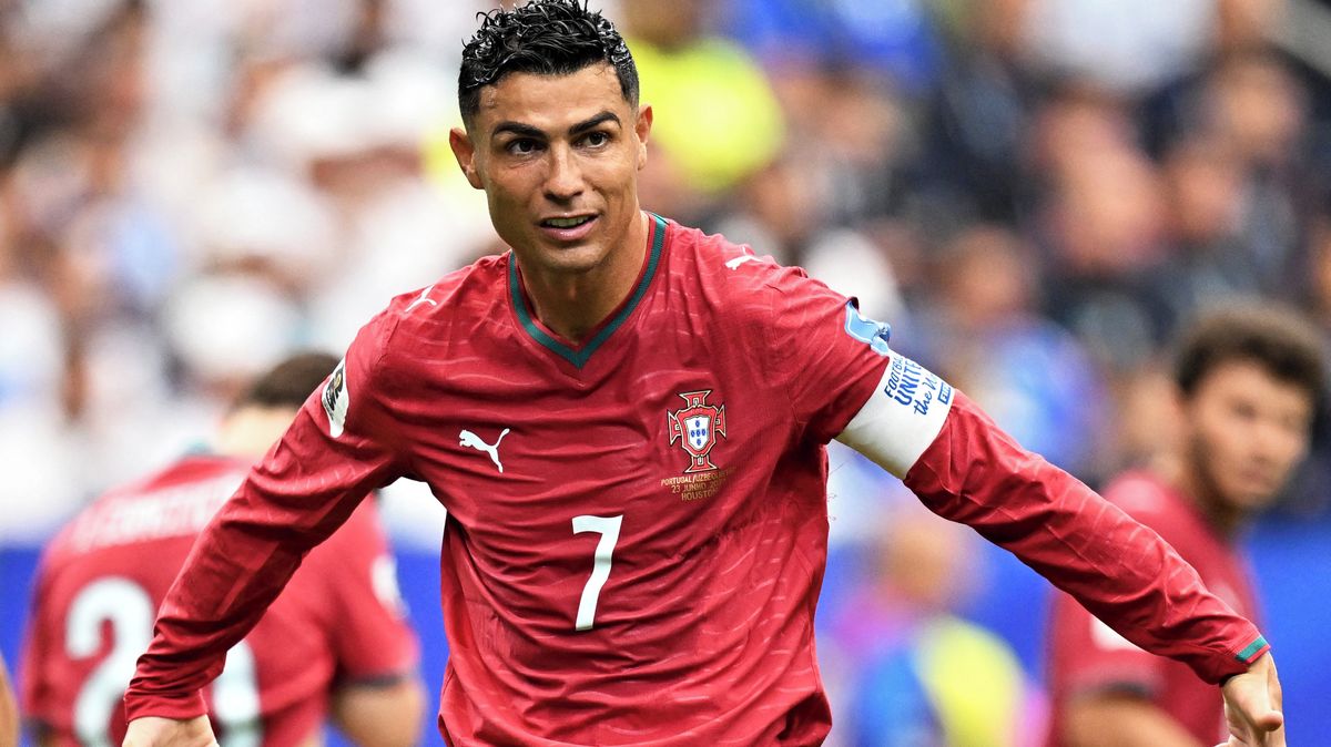 Dotčený Ronaldo. Po dotazu na Messiho reagoval odchodem a teatrálním gestem