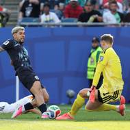 Julio Enciso ve velké šanci, Manuel Neuer jej ale vychytal.