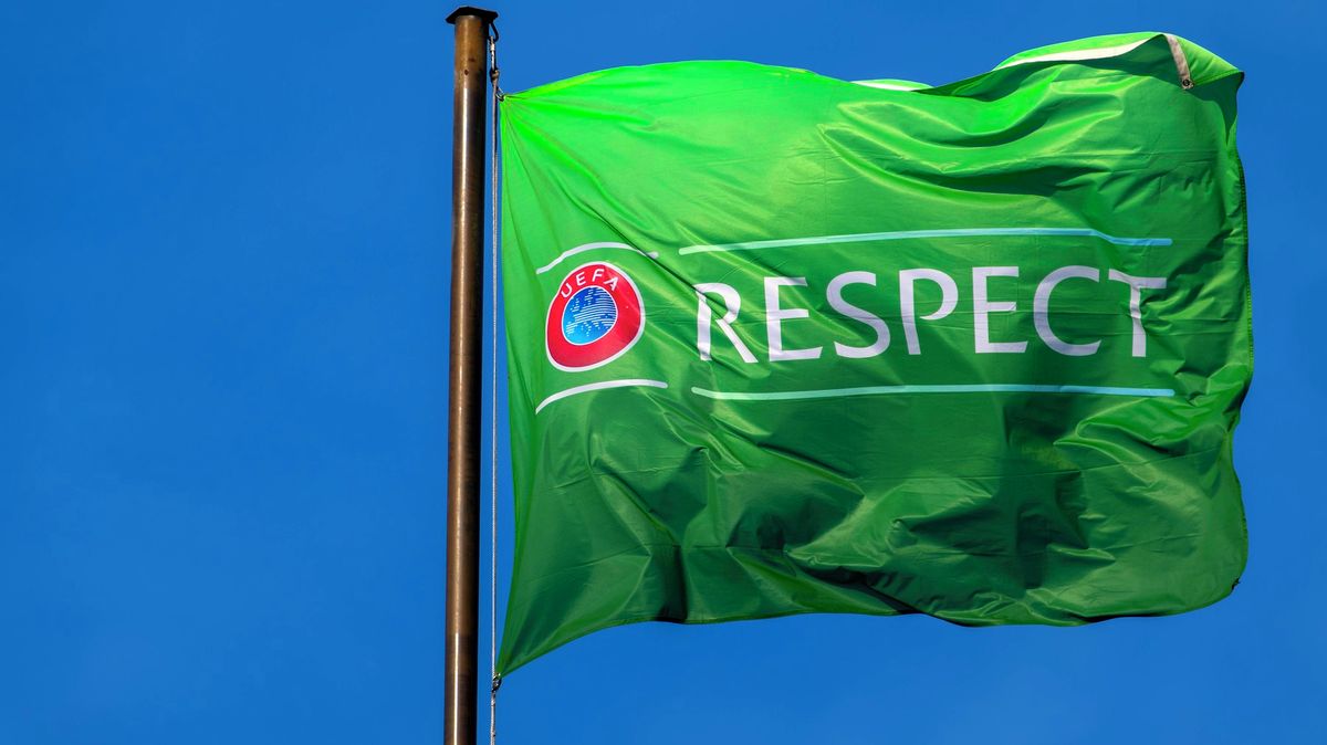 Rvačku fotbalistů odskákala žena. Svíjela se v bolestech před výstižným nápisem