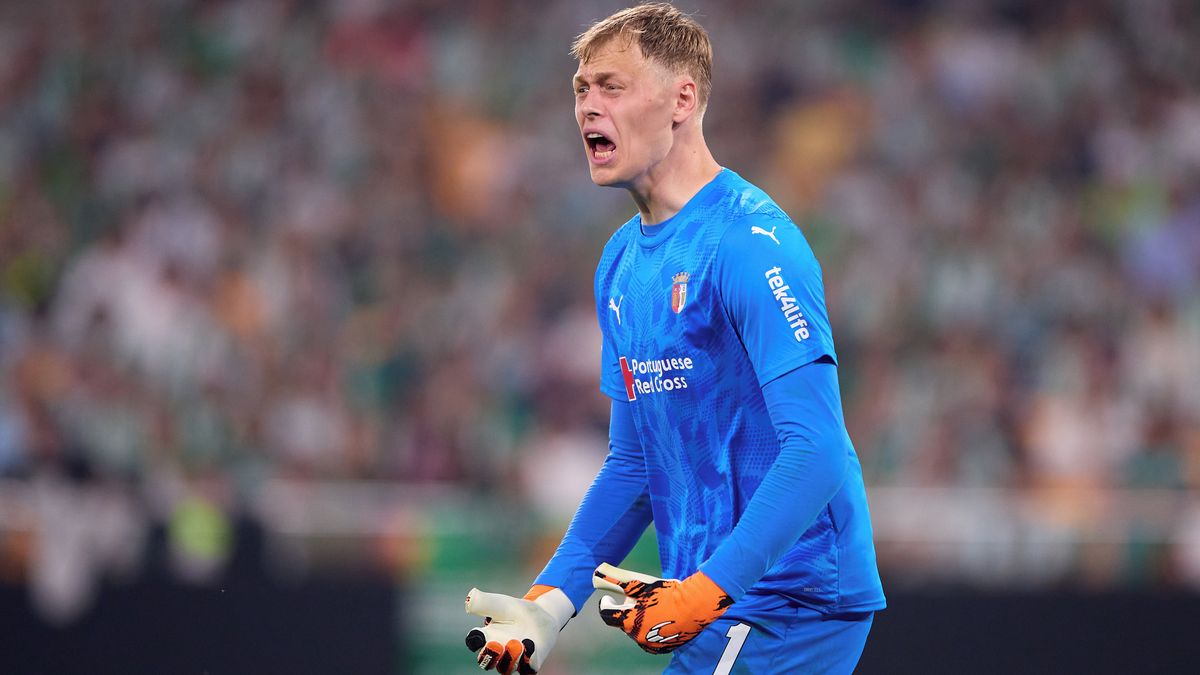 Český brankář odmítl nabídku z Premier League. Teď se znovu zaskvěl na evropské scéně