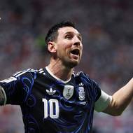 Lionel Messi se raduje po gólu, který dal Lautaro Martínez.