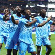 Brian Cipenga z DR Kongo slaví první gól svého týmu do sítě Anglie.