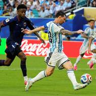 Lionel Messi a jeho ekvilibristika s míčem.