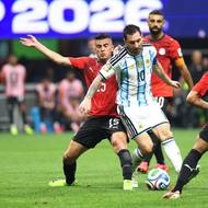 Egyptští fotbalisté se snaží zastavit Lionela Messiho.