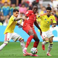 Denis Zakaria se snaží prchnout Kolumbijcům Gustavu Puertovi a Luisi Díazovi.