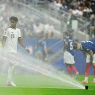 Při hydratační pauze postříkal rozstřikovač vody fotbalisty Španělska Rodriho (s kapitánskou páskou) a Laminea Yamala. 