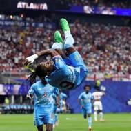 Brian Cipenga z DR Kongo slaví první gól svého týmu do sítě Anglie.