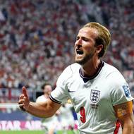 Harry Kane (vpravo) slaví druhou vstřelenou branku do sítě DR Kongo