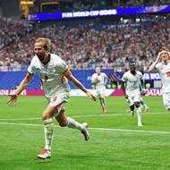 Harry Kane (vpravo) slaví druhou vstřelenou branku do sítě DR Kongo