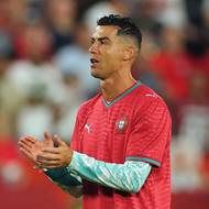 Cristiano Ronaldo slavil po závěrečném hvizdu v trikotu zesnulého Dioga Joty. 