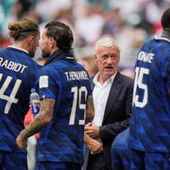 Rozlobený Didier Deschamps se svými svěřenci 