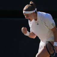 Karolína Muchová z Česka během finále Wimbledonu proti Lindě Noskové.