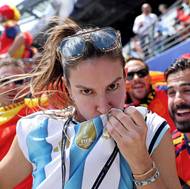 Španělští a argentinští fanoušci na tribunách.