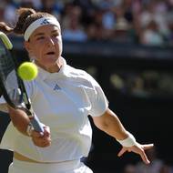Karolína Muchová z Česka během finále Wimbledonu proti Lindě Noskové.