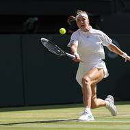 Karolína Muchová z Česka během finále Wimbledonu proti Lindě Noskové.