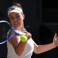 Linda Nosková z Česka během finále Wimbledonu proti Karolíně Muchové.