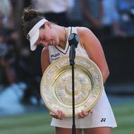 Vítězka Wimbledonu Linda Nosková pózující s trofejí