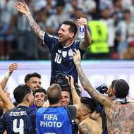 Argentinec Lionel Messi slaví postup do finále se spoluhráči.
