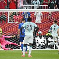 Cristiano Ronaldo právě skóruje z penalty. 