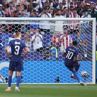 Kylian Mbappé s přehledem proměňuje penaltu proti Paraguayi.