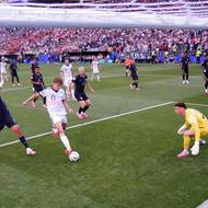 Charles De Ketelaerese prosazuje a Belgičané vedou nad Američany 1:0. 