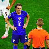 Luka Modrič reaguje na neuznaný gól ve 13. minutě nastavení.