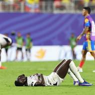 Ghana na MS končí, Derrick Luckassen padl zklamáním na trávník. 
